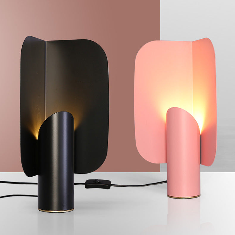 Modern Minimalist Art Metal Living Room Table Lamp