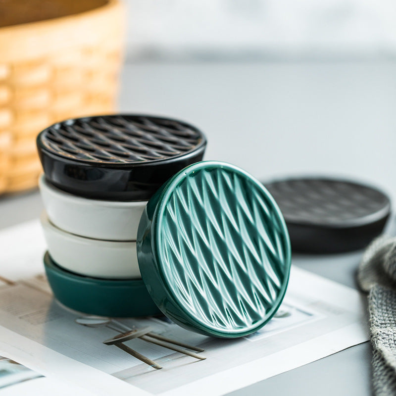 Porte-savon en céramique dans la salle de bain